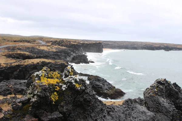 Półwysep Snæfellsnes na zachodnim wybrzeżu Islandii, znany ze skał bazaltowych i imponującego krajobrazu. To było fotografowane w deszczowy pochmurny dzień. — Zdjęcie stockowe