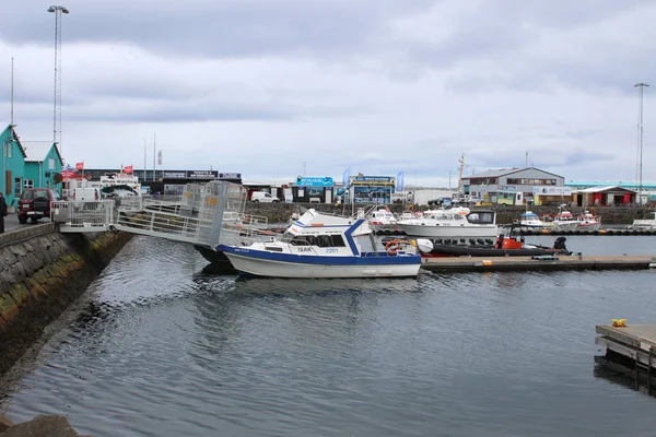 Reykjavík, Island - 08 květen 2018: Starého přístavu port během jara na 08. května 2018 v Reykjavík, Island — Stock fotografie