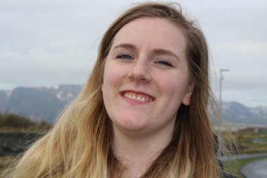 Mavi gözleri ve güzel gülümseme, açık portre çekimleri ile genç kadın. Yaşlı 20-25, Kafkas ve sarışın vurgulanan saç.