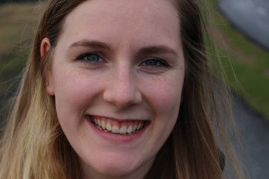 Mavi gözleri ve güzel gülümseme, açık portre çekimleri ile genç kadın. Yaşlı 20-25, Kafkas ve sarışın vurgulanan saç.