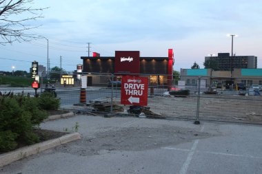 Sürücüleri Wendys lokanta sürücüsüne aracılığıyla yönlendiren bir işaret. Wendys fast food sektöründe lider olduğunu