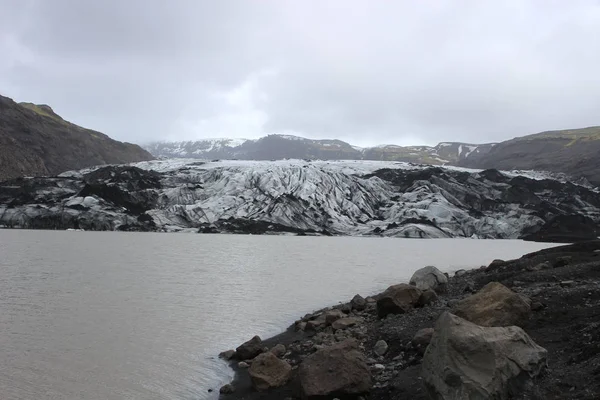Solheimajokull é uma geleira no sul da Islândia, entre os vulcões Katla e Eijafjallajokkull. Parte da geleira Myrdalsjokull maior, Solheimajokull é um local turístico proeminente e popular — Fotografia de Stock