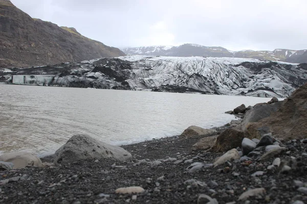 Solheimajokull est un glacier du sud de l'Islande, entre les volcans Katla et Eijafjallajokkull. Faisant partie du plus grand glacier de Myrdalsjokull, Solheimajokull est un endroit touristique important et populaire — Photo