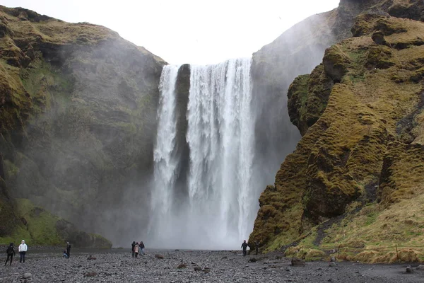 Wodospad Skogafoss. Atrakcja turystyczna naturalne Islandii. pejzaż zimowy w słoneczny dzień. Niesamowite w przyrodzie — Zdjęcie stockowe