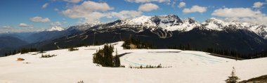 Canadas en ikonik ve güzel dağ aralıkları gösteren Whistler British columbia panorama fotoğraf