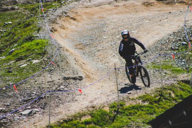 16 Haziran 2018, Whistler, British Columbia Kanada: dağ bisikleti bir Canadas en ikonik dağ bisikleti rotalar üzerinde pratik bir adam editoryal fotoğrafı. Whistler için yokuş aşağı onların spor bilinen