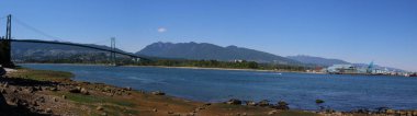 Vancouver, British Columbia, Kanada. Güzel waterfront ve Lions Gate Köprüsü gösterilen panorama. Vancouver bazı onu çevreleyen güzel manzara sahip olduğu bilinmektedir ve bu panorama waterfront ve dağlar güzelliğini gösterir