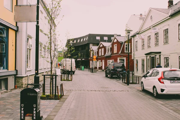 Photo displaying the quirky, unique buildings and style that Reykjavik has. Many tourists are captivated by this unique style. — Stock Photo, Image