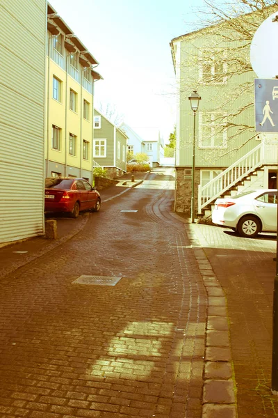 En gata i centrala Reykjavik, Island med retroutsikt — Stockfoto