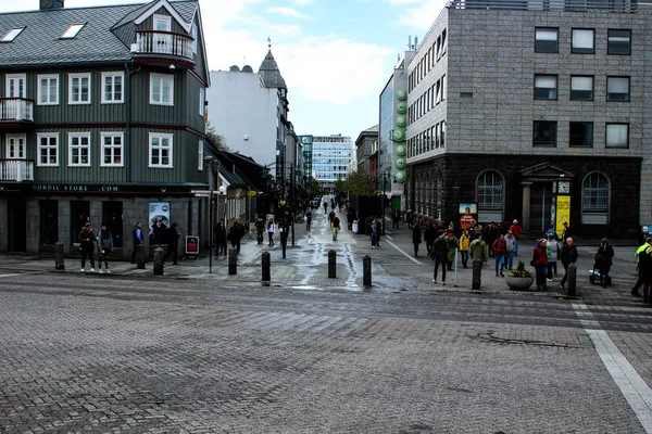 İnsanlar Reykjavik merkezinde yürüyüş