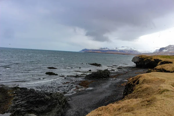 Panorama landskap foto av Snaefellsnes halvön på Island. Turister är ofta förvånad över detta idylliska landskap och vulkanisk sten som gör upp Snaefellsnes halvön — Stockfoto