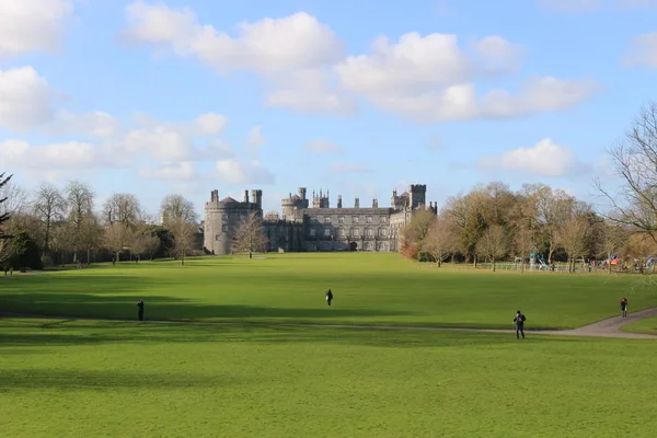 Kilkenny Castle. Történelmi mérföldkő a város Kilkenny, Írország. — Stock Fotó