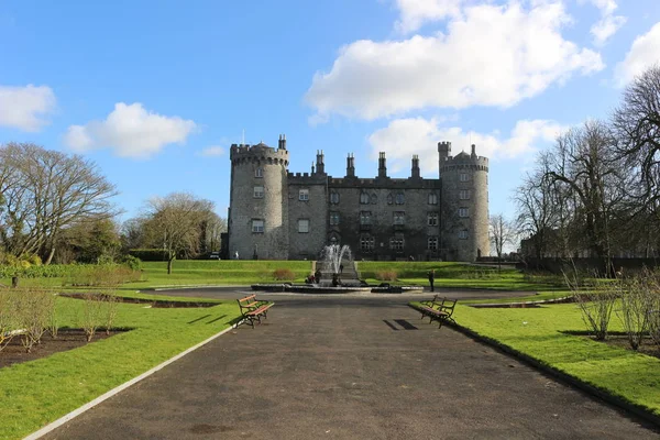 Kilkenny Castle. Történelmi mérföldkő a város Kilkenny, Írország. — Stock Fotó