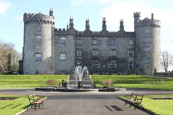 Kilkenny Castle. Történelmi mérföldkő a város Kilkenny, Írország. — Stock Fotó