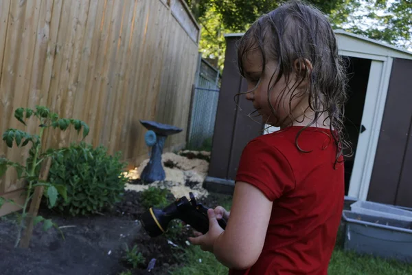 Cute Little dzieci wody podwórku ogród z węża i obejmuje radość z ogrodnictwa — Zdjęcie stockowe