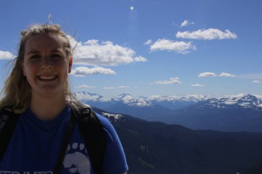 Kanada 'Ya seyahat. Dağın tepesinde, karla kaplı bir kadın. Vancouver, Whistler. Squamish yakınlarında stawayus şefi Park. İngiliz Kolombiyası. Kanada.