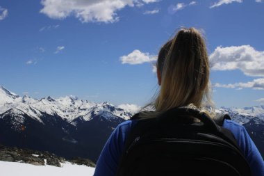 Kanada 'Ya seyahat. Dağın tepesinde, karla kaplı bir kadın. Vancouver, Whistler. Squamish yakınlarında stawayus şefi Park. İngiliz Kolombiyası. Kanada.