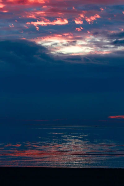 Nuages de tempête sur une plage du lac Huron au coucher du soleil - Grand Bend (Ontario) PHOTO VERTICALE — Photo