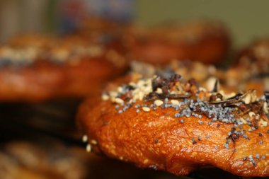 Susam, haşhaş, kabak ve Ayçiçeği tohumları ile ev yapımı simit