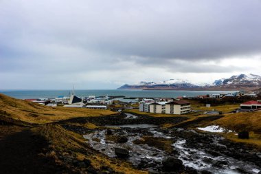 Kasaba Mountain View Olafsvik İzlanda'daki Europes Batı çoğu ülkedir. Şaşırtıcı doğal dağ ve şehir.