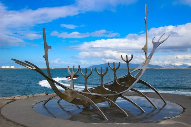 Reykjavik, İzlanda, 14 Mayıs 2018: Sun Voyager anıt, bulutlar, Reykjavik şehir dönüm noktası.