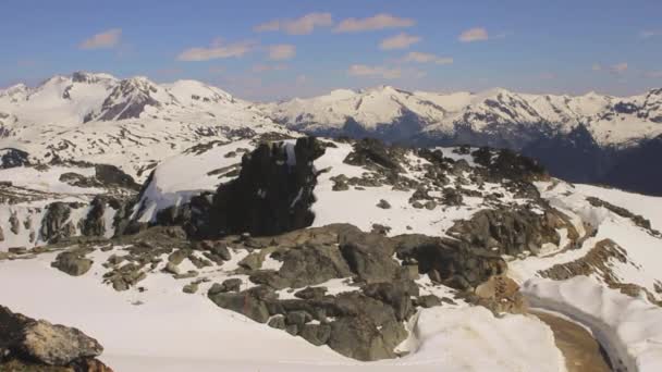 Stacjonarne wideo whistler w Kolumbii Brytyjskiej, na szczycie góry, z widokiem na mnóstwo śniegu capped góry — Wideo stockowe