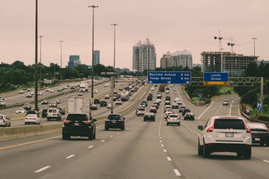 12 Ağustos 2018, Toronto Kanada: Toronto bölgesinde 401 karayolu düzenleme fotoğraf. 401 Kuzey Amerika'nın en yoğun karayolu ve ürünler üzerinde yıllık taşınan milyonlarca var.