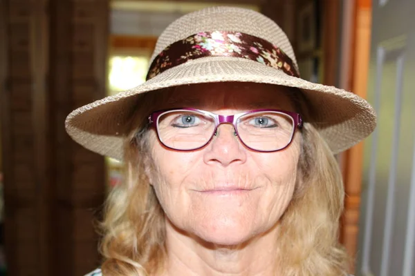Närbild porträtt av en vacker äldre Senior kvinna leende med hatt — Stockfoto