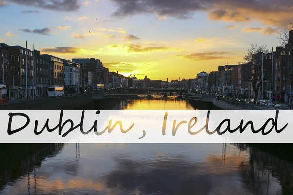 Dublin Cena Noturna Com Ponte Hapenny Luzes Rio Liffey Irlanda — Fotografia de Stock