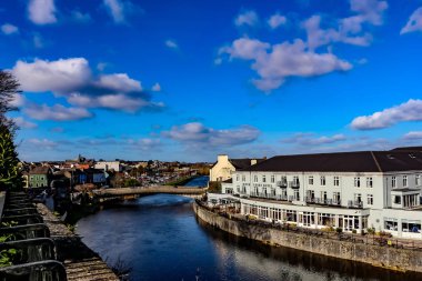 Kilkenny kale bulutlu gökyüzü ile İrlanda Nore Nehri üzerinde