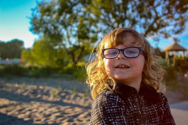 4 yıl yaşlı kız sahilde oynarken. Sahilde okul öncesi yaş grubu