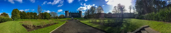 Kilkenny Castle e jardins à noite. É um dos locais turísticos mais visitados na Irlanda — Fotografia de Stock