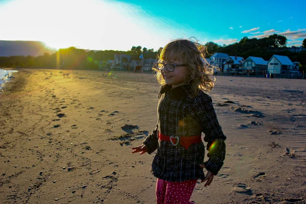 4-летняя девочка играет на пляже. группа дошкольного возраста на пляже — стоковое фото