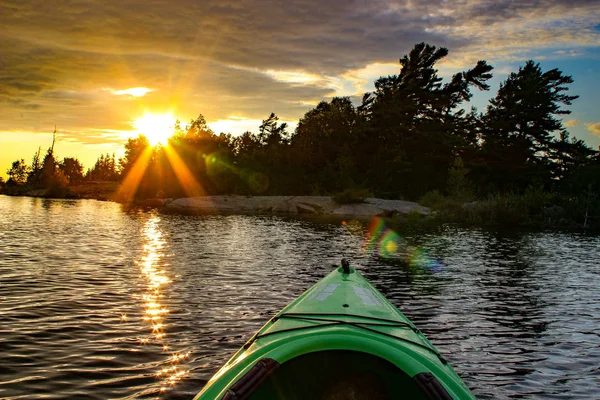 Caiaque em um lago em um pôr-do-sol ardente. Região de Muskoka Ontário — Fotografia de Stock