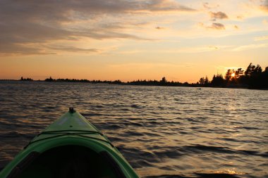 Gün batımında Gürcüce Bay kayık ile görünümünden Parry Sound su ripples