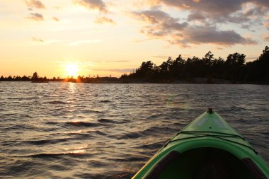 Gün batımında Gürcüce Bay kayık ile görünümünden Parry Sound su ripples