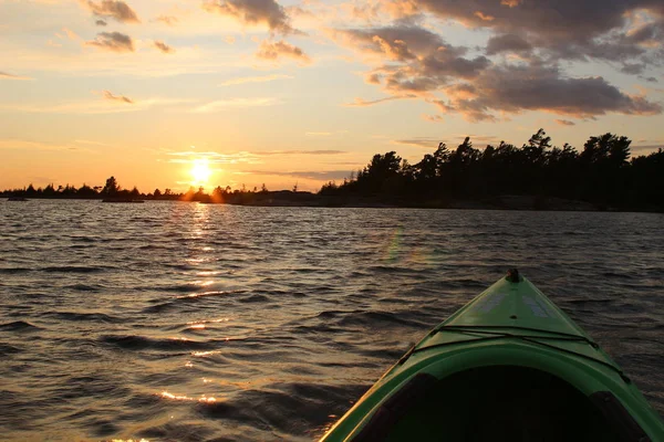 Coucher de soleil sur la baie Georgienne à Parry Sound vue depuis le kayak avec des ondulations dans l'eau — Photo