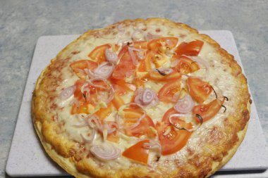 vejetaryen pizza mantar, peynir ve tatlı biber, kesme ile karanlık bir arka plan üzerinde.