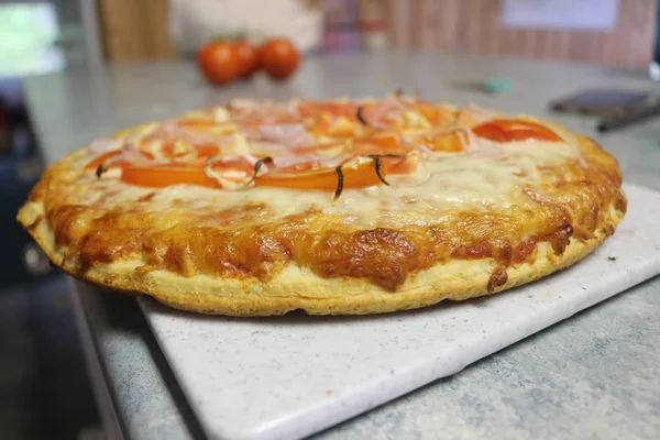 Pizza vegetariana sobre un fondo oscuro con champiñones, queso y pimiento dulce, corte . —  Fotos de Stock