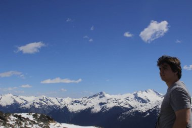 Uzun yürüyüşe çıkan kimse sırt çantası ile dağın tepesinde, whistler british columbia Kanada standı