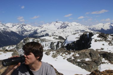 Sırt çantası, açık hava yaşam tarzı yaşam tatil ile vahşi dağ hiking macera adamı. Whistler tatil