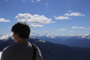 Uzun yürüyüşe çıkan kimse whistler dağ british Columbia tepesinden bakıyor. kopya alanı için oda