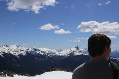 Uzun yürüyüşe çıkan kimse whistler dağ british Columbia tepesinden bakıyor. kopya alanı için oda