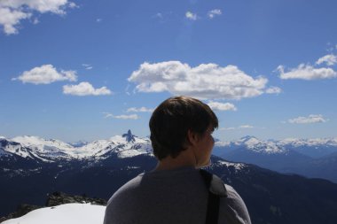 Uzun yürüyüşe çıkan kimse whistler dağ british Columbia tepesinden bakıyor. kopya alanı için oda
