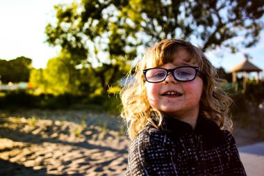 Beach Resort güneş gözlüklü küçük kız