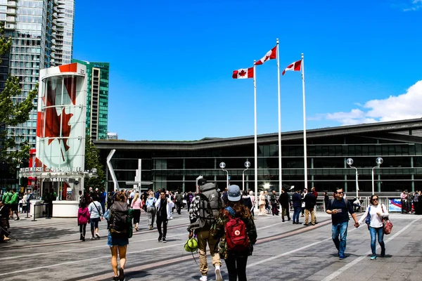 VANCOUVER CANADA - 12 JUIN 2018 : Des touristes se rassemblent à la place du Canada, Vancouver Canada. Un endroit emblématique à voir à Vancouver lors d'une tournée . — Photo