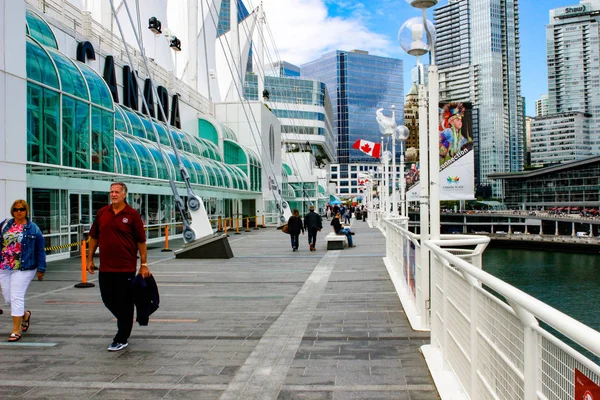 Vancouver, Canada - 15 juni 2018: Het centrum van de stad met hoge kantoorgebouwen van Vancouver gezien vanaf de waterkant — Stockfoto
