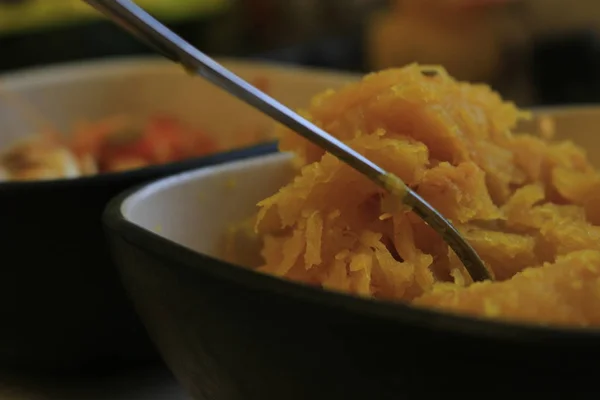 Puré de calabaza casero en un tazón en la cocina — Foto de Stock