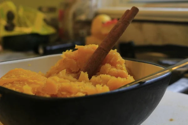 Puré de calabaza casero en un tazón en la cocina — Foto de Stock