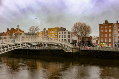 Hapenny bridge Dublin İrlanda, ünlü turistik fotoğraf spot.